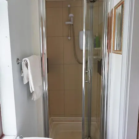 Sea View 1-bed Sleeps 2 W Private Garden Vakantiehuis *