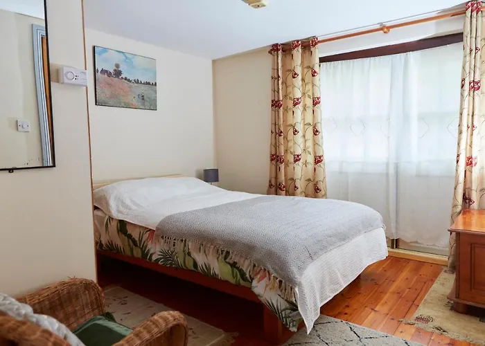 Sea View 1-bed Sleeps 2 W Private Garden *